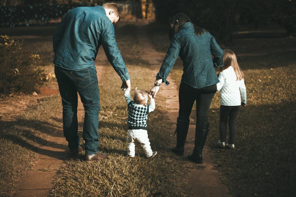 Eine Familie beim Spaziergang